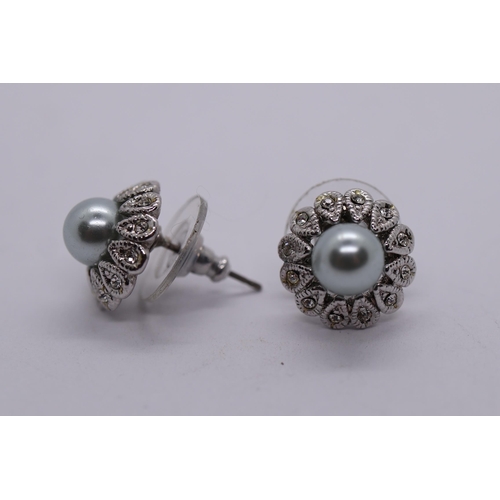 69 - Jersey pearl set earrings