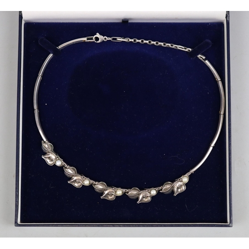 84 - Heavy silver necklace set with pearls