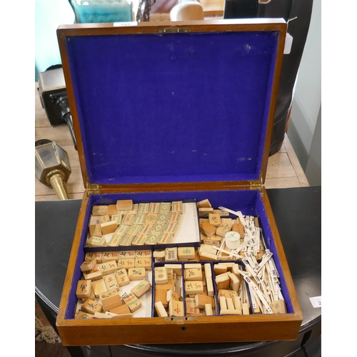 285 - Mahjong tile case with contents