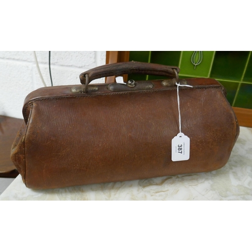 387 - Small leather Gladstone bag