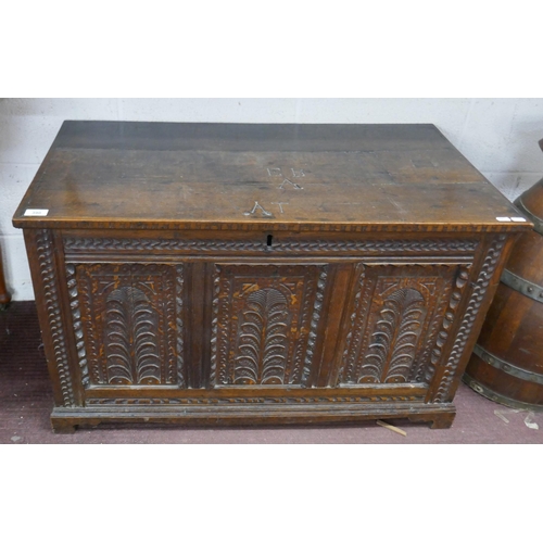 390 - Early oak coffer with carved front panels - Approx W: 95cm D: 50cm H: 58cm