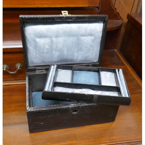 424 - Leather jewellery box with key