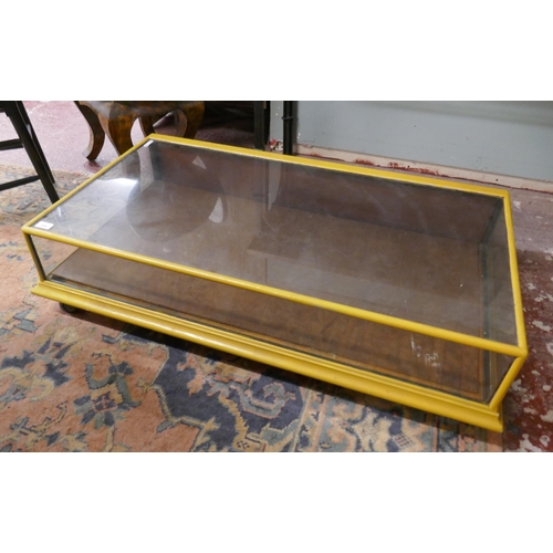 456 - Vintage heavy display case on castors - Approx W: 112cm D: 61cm H: 27cm