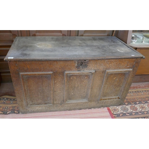 509 - Early oak coffer - Approx W: 123cm D: 62cm H: 65cm