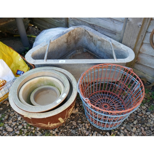 550 - Hay feeder, egg baskets and ceramic pots