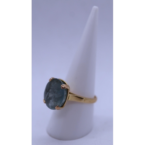 67 - 18ct gold aquamarine stone set ring - Size P