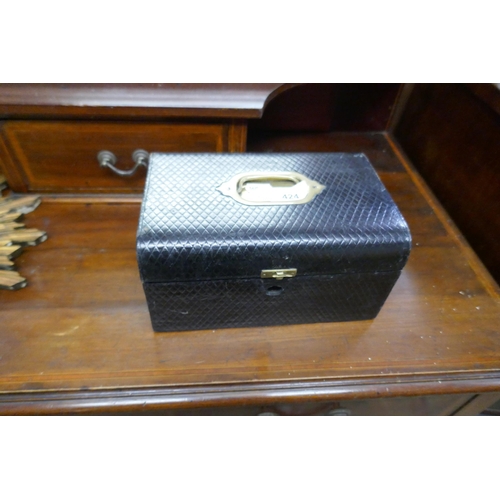 424 - Leather jewellery box with key