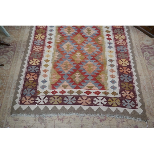 529 - Geometric patterned rug - Approx size 212cm x 120cm