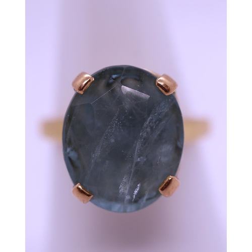 67 - 18ct gold aquamarine stone set ring - Size P