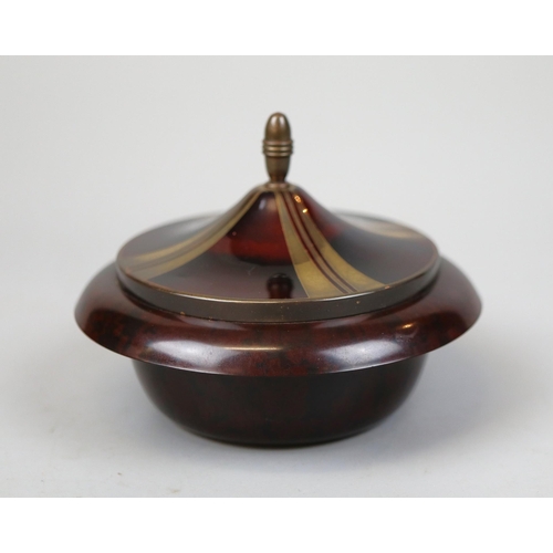 122 - 1930s/40s Art Deco bakelite musical powder bowl in working condition. Mechanism plays the tune Da Ka... 