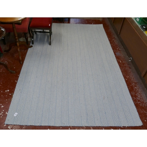 526 - Blue and white rug - Approx size 244cm x 156cm