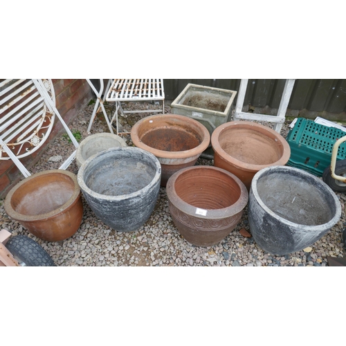 533 - Collection of garden pots
