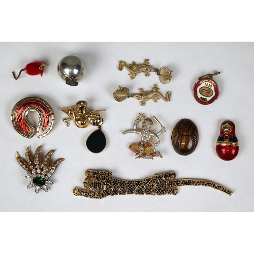 83 - Collection of costume jewellery and brooches