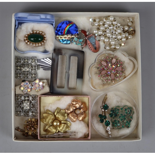 85 - Collection of vintage brooches