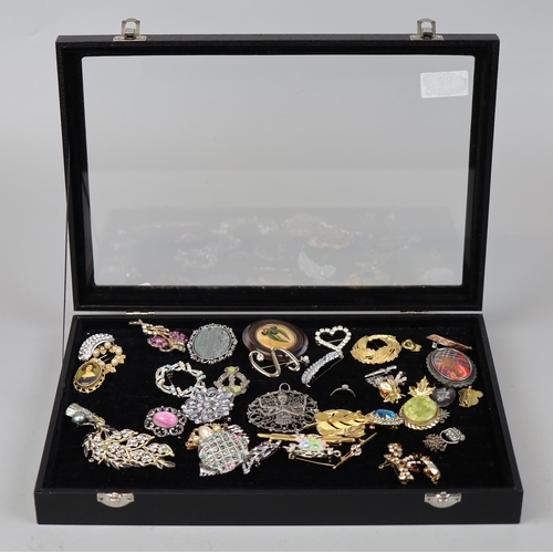 88 - Collection of brooches to include silver