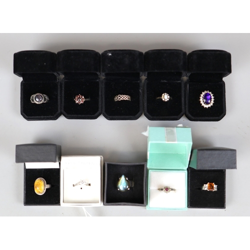 89 - Collection of rings to include silver