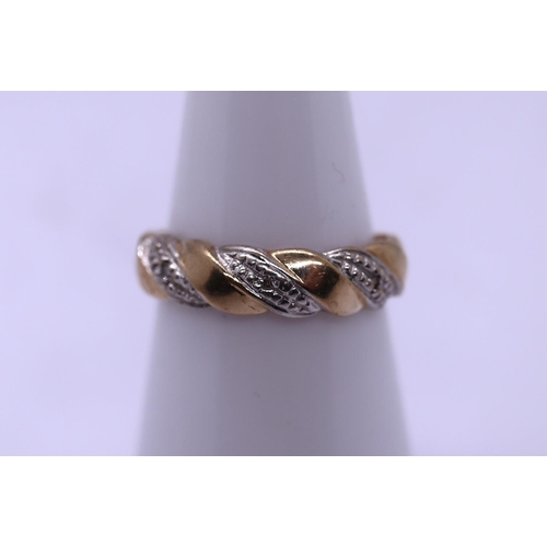 19 - 9ct gold rope twist diamond ring - Size L