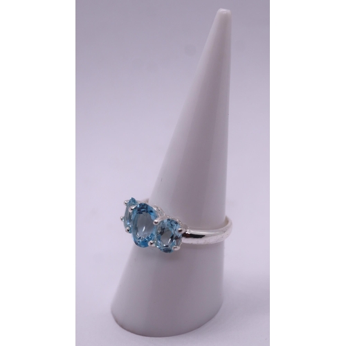 40 - Silver 3 stone blue topaz set ring - Size P