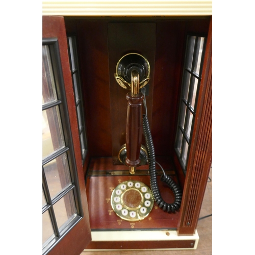 432 - Telephone in telephone kiosk