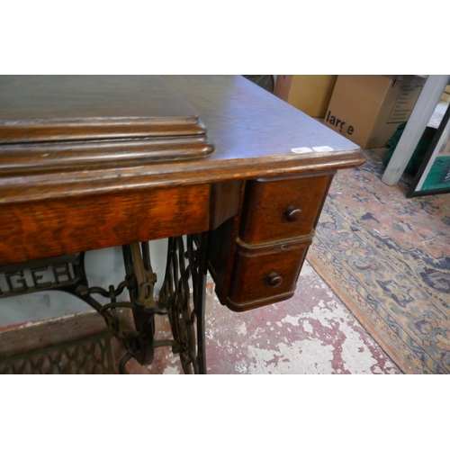 446 - Singer sewing machine table