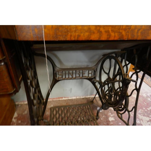 446 - Singer sewing machine table