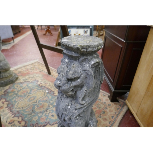 509 - Pair of stone garden lions - Approx height: 71cm
