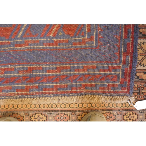 527 - Red and blue pattered rug - Approx size: 115cm x 121cm