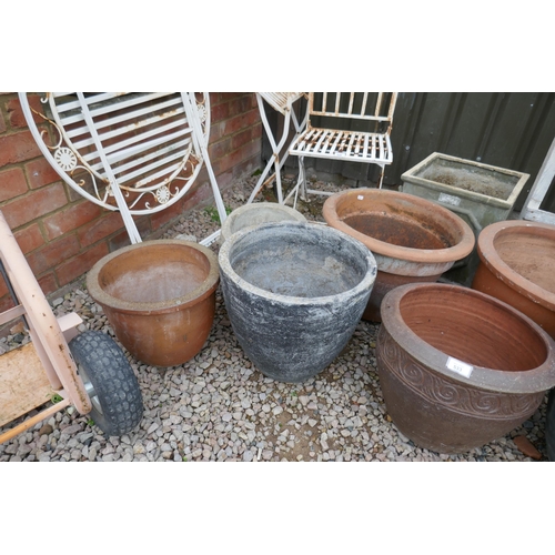 533 - Collection of garden pots