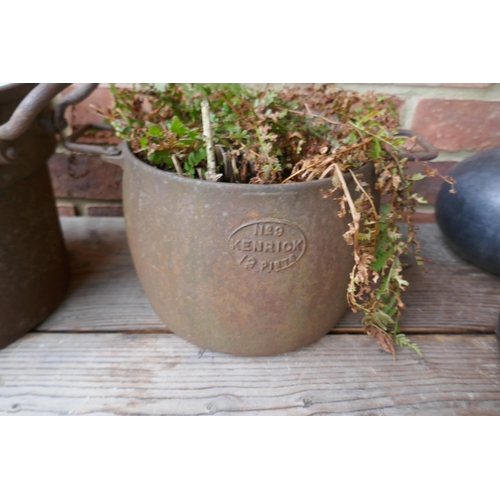 539 - 3 vintage cast iron pots
