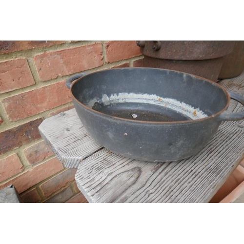 539 - 3 vintage cast iron pots