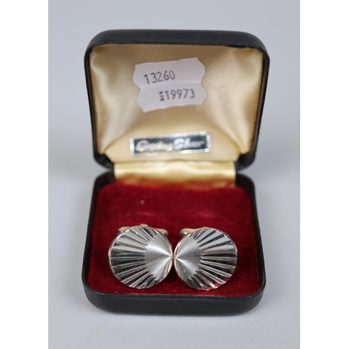 77 - Collection of silver jewellery