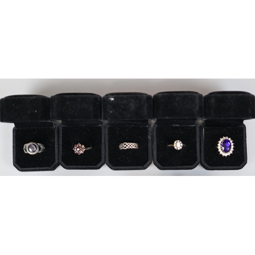 89 - Collection of rings to include silver