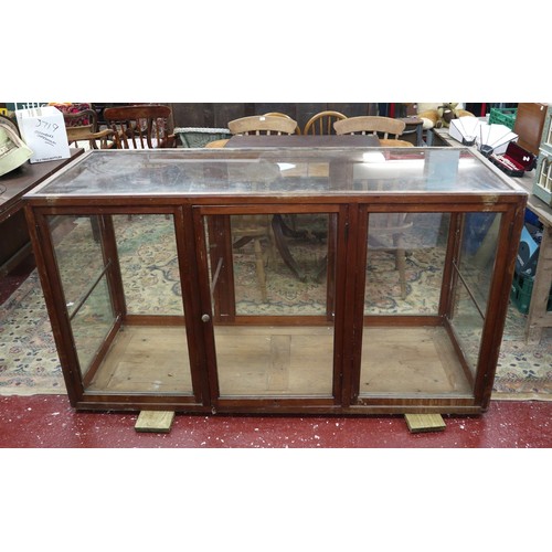 499 - Early 20thC glass shop counter with 6 opening doors - Approx size W: 183cm D: 72cm H: 100cm