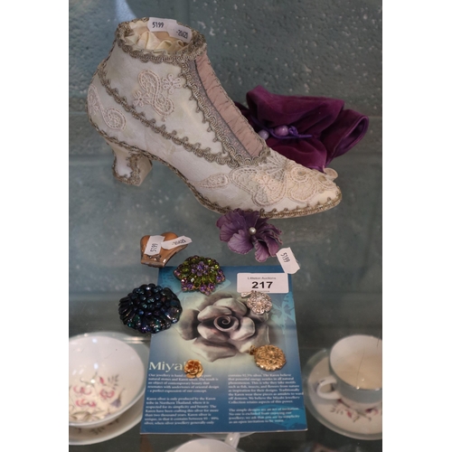 217 - Vintage shoe and assorted brooches