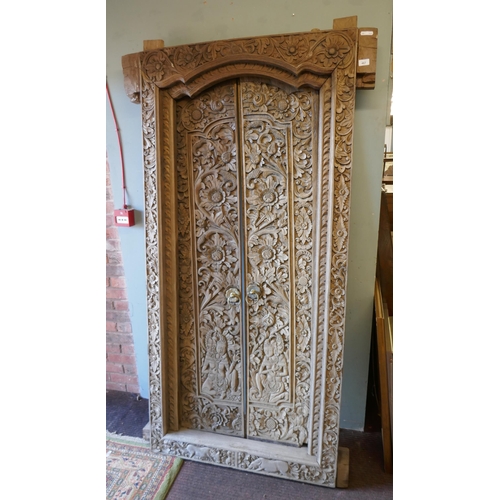 467 - Intricately carved pair of Eastern doors and doorframe - Approx size: Width of frame: 94cm H: 197cm