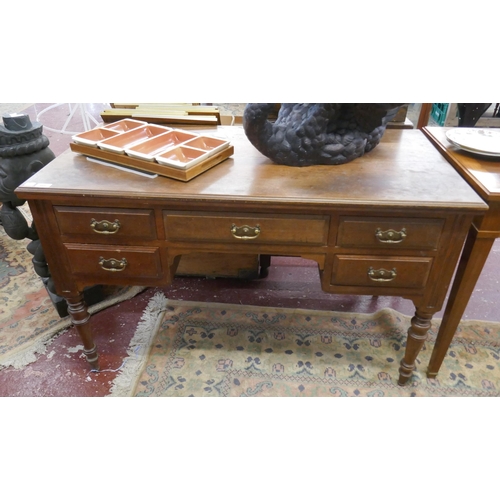 484 - Antique knee hole desk - Approx size: W: 122cm D: 61cm H: 75cm