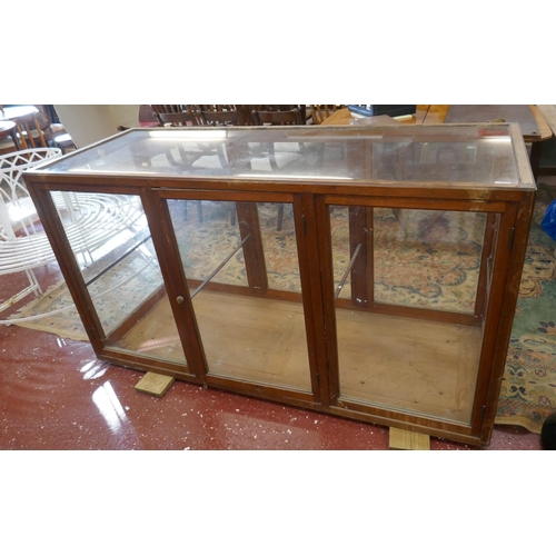 499 - Early 20thC glass shop counter with 6 opening doors - Approx size W: 183cm D: 72cm H: 100cm