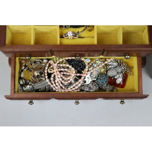 112 - Collection of jewellery boxes and contents