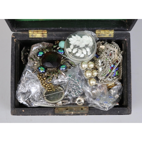 114 - Collection of costume jewellery