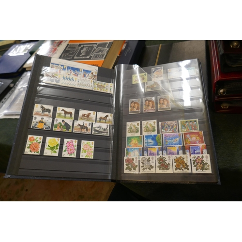 305 - Stamps - large collection of stamps