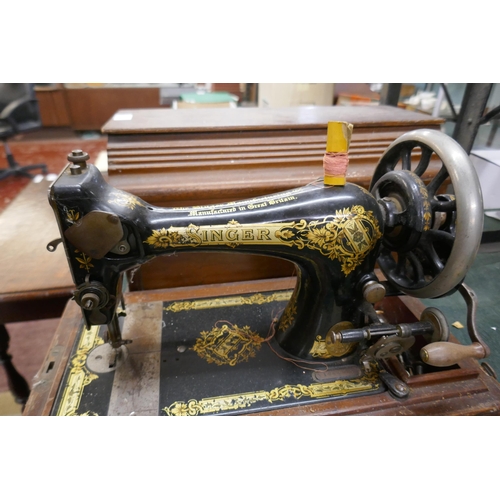 327 - Singer sewing machine