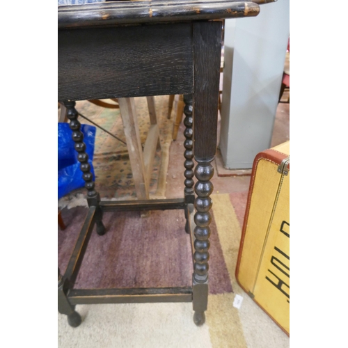 344 - Oak occasional table with bobbin turned legs - Approx size: W: 45cm D: 45cm H: 73cm