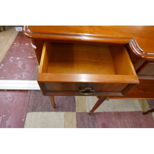 350 - Mahogany side table - Approx size: W: 128cm D: 44cm H: 83cm