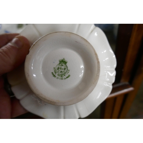 387 - Dragon design tea service to include mostly Royal Worcester