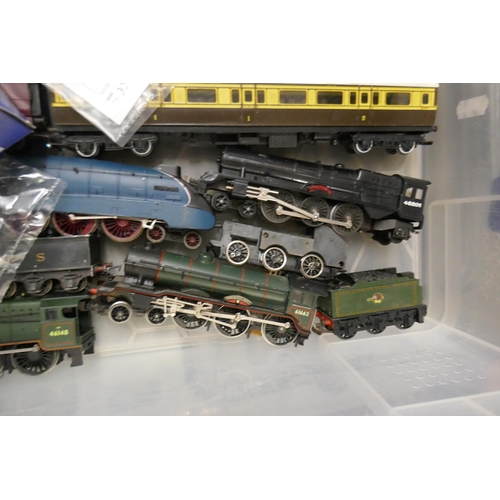 422 - Collection of model railway together with railway memorabilia