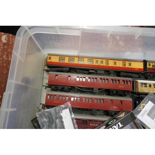 422 - Collection of model railway together with railway memorabilia