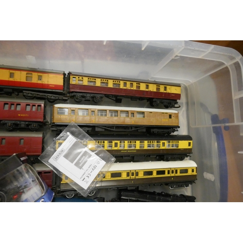 422 - Collection of model railway together with railway memorabilia