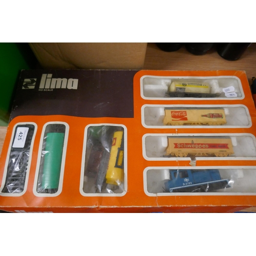 425 - Collection of Lima model railway to include set