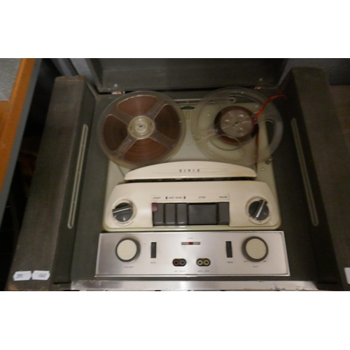 441 - 1960s reel to reel tape recorder in working condition