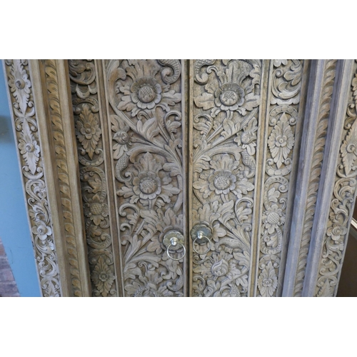 467 - Intricately carved pair of Eastern doors and doorframe - Approx size: Width of frame: 94cm H: 197cm